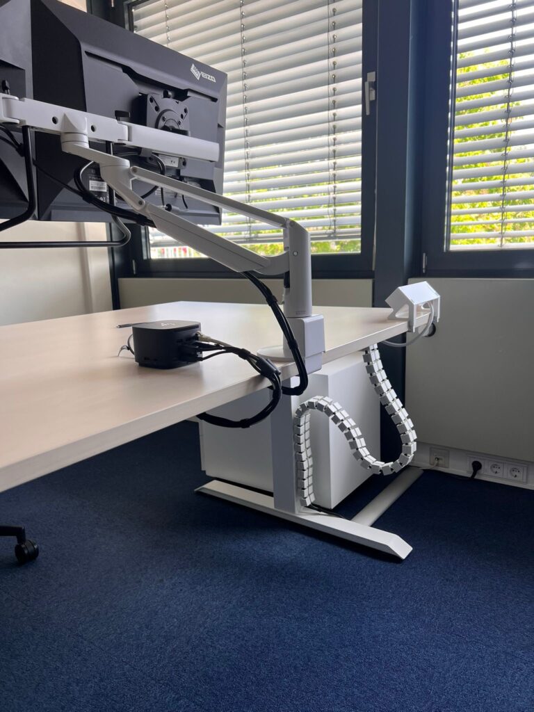 opgeruimde werkplek met monitorarm van comatters