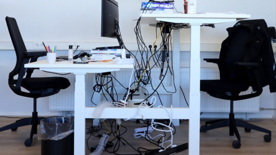 werkruimte kantoor met een wirwar aan kabels