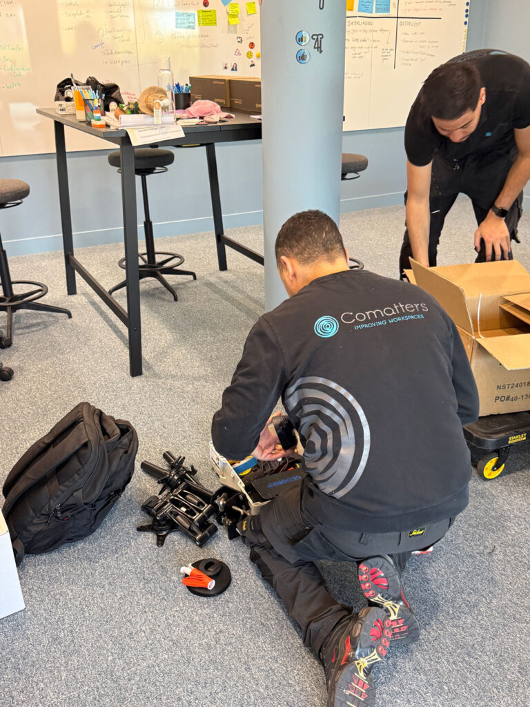 werkplekbekabeling op kantoor