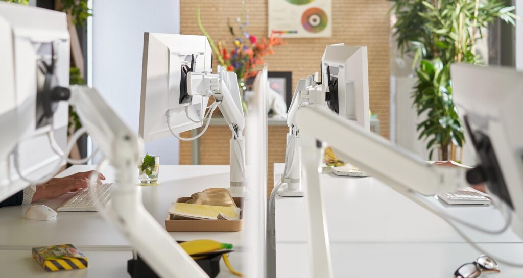 diverse witte monitorarmen van dataflex