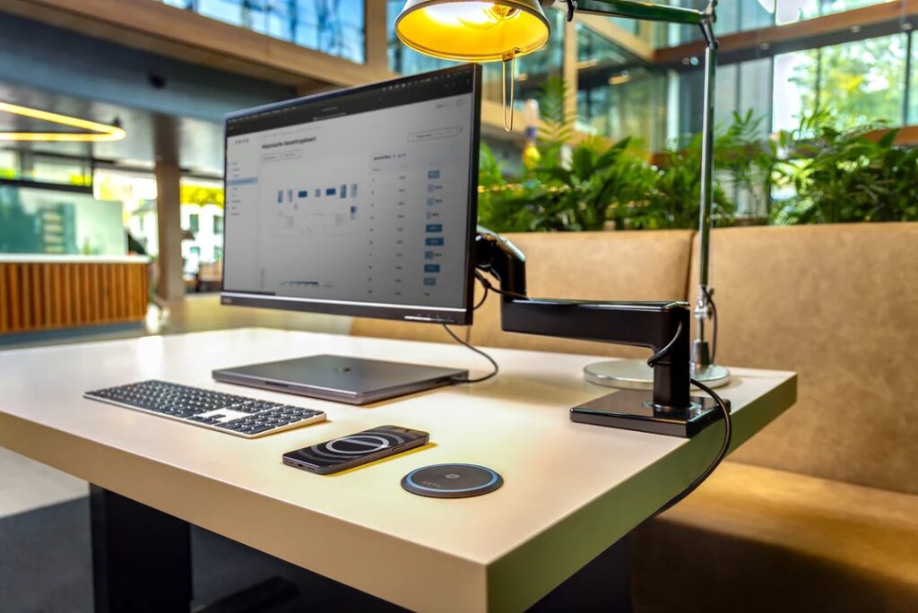 werkplek met zens draadloos opladen functionaliteit